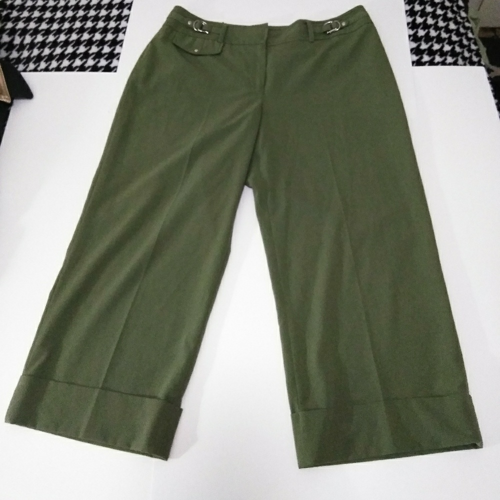 Dress Barn Green Cropped Pants Sz. 8